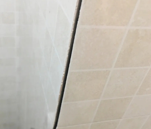 玉泉瓷砖空鼓维修公司分享阳台瓷砖脱落的修复过程可以分为以下几个步骤